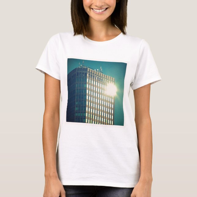 T-shirt Photo carré - Soleil sur un bâtiment (Devant)