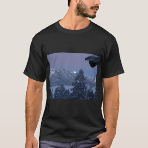 T-shirt photo de l'arrangement de lune derrière des