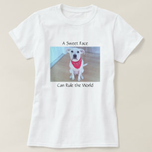 T-shirt Photo d'un chien blanc mignon au visage sucré