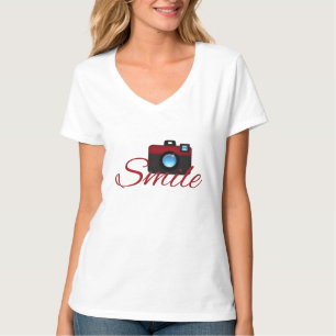T-shirt photo rouge et photographe sourire