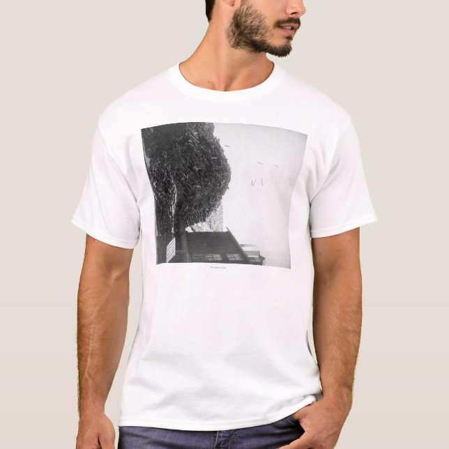 T-shirt Pile de bois de charpente en dehors de la (Devant)