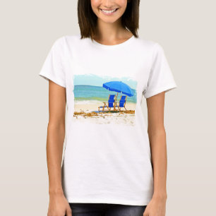 T-shirt Plage, parapluie et chaises au rivage