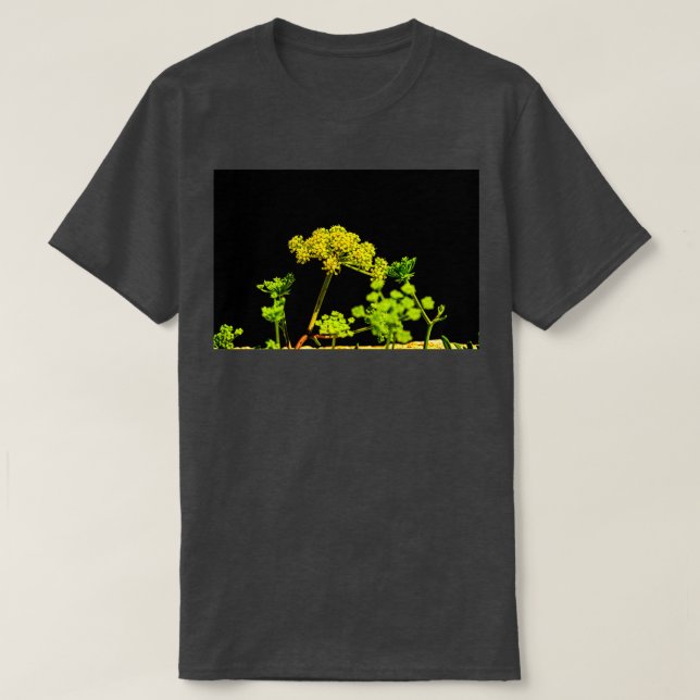 T-shirt Plantes à fleurs jaunes sur arrière - plan noir 1 (Design devant)