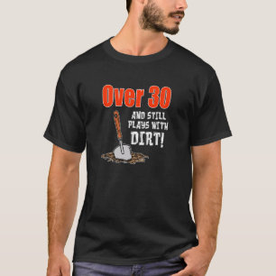 T-shirt Plus de 30 ans et joue encore avec la terre jardin