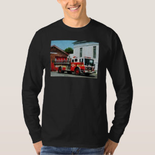 T-shirt Pompe à incendie devant la caserne de pompiers