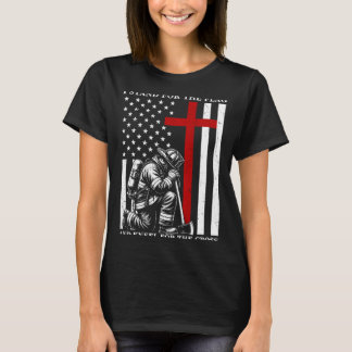 T-shirt Pompier Homme Debout Pour Le Drapeau Et S'agenouil