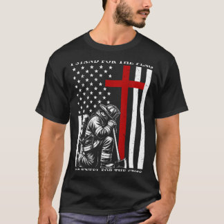 T-shirt Pompier Homme Debout Pour Le Drapeau Et S'agenouil