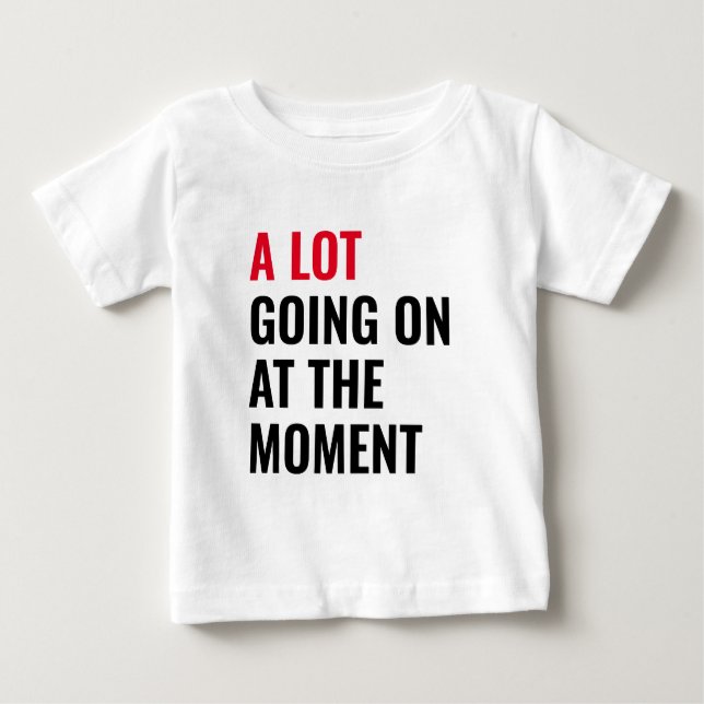 T-shirt Pour Bébé Beaucoup de choses se passent à l'instant amusant  (Devant)