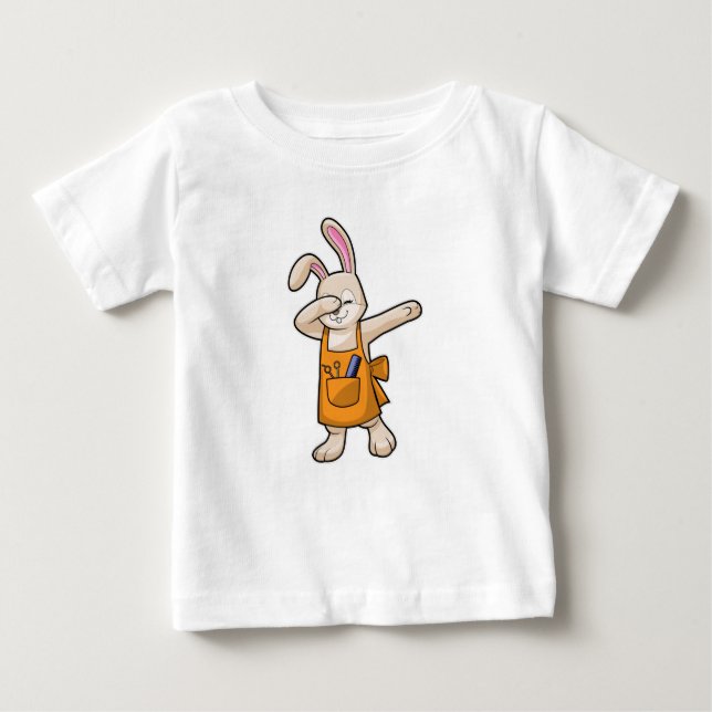 T-shirt Pour Bébé Bunny comme coiffeur avec peigne et ciseaux (Devant)