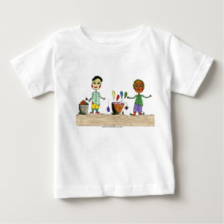 T-shirt Pour Bébé Caractères de dessin avec seau de ballons.