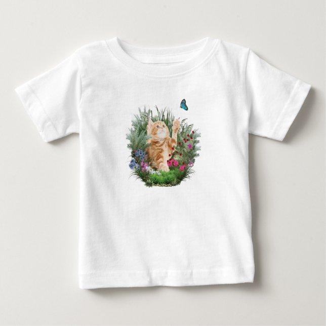 T-shirt Pour Bébé Chaton gingembre jouant avec un papillon (Devant)