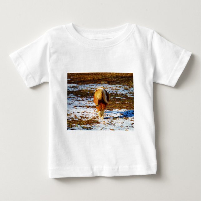 T-shirt Pour Bébé Cheval miniature Brown et crème dans la neige. (Devant)