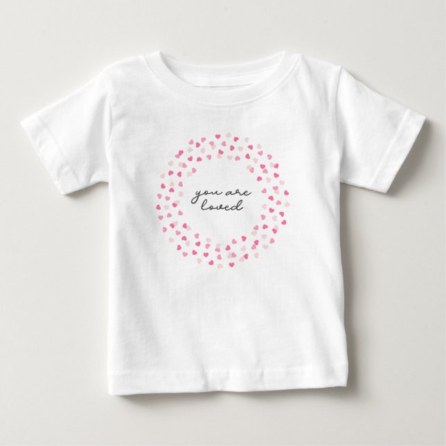T-shirt Pour Bébé Coeurs roses éparpillés Confetti Vous êtes aimé (Devant)