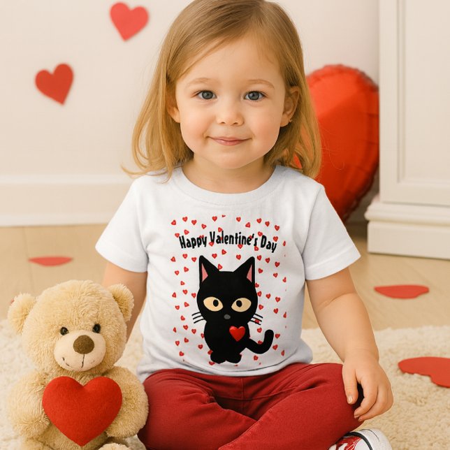 T-shirt Pour Bébé Cute Black Chat Saint Valentin Coeurs de vacances (Valentine Sweetheart in Red  This cozy toddler tee stars a wide-eyed kitty and a heart full of love)