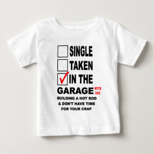 T-SHIRT POUR BÉBÉ DANS LE GARAGE (AVEC LE PAPA) CONSTRUISANT UN HOT