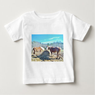T-shirt Pour Bébé Ébauche secourue Chevaux mangeant foin