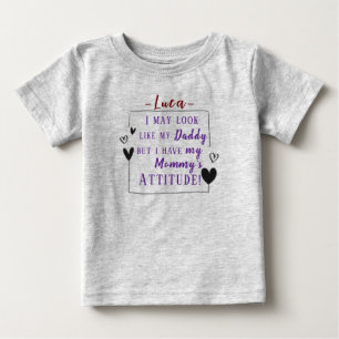 T-shirt Pour Bébé "Écoute comme papa, mais j'ai l'attitude de maman"