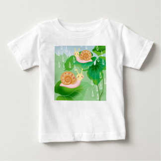 T-shirt Pour Bébé escargots sur des feuilles dans le jardin