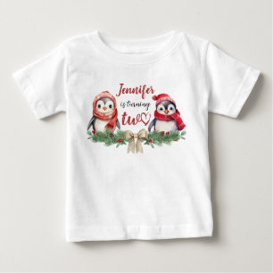 T-shirt Pour Bébé Est en train de tourner deux   Pingouin Noël 2e an