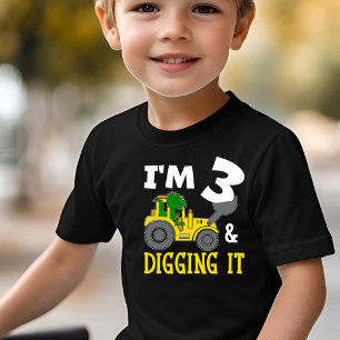 T-shirt Pour Bébé Garçons dinosaures en train de creuser étant trois