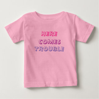 T-shirt Pour Bébé Ici vient problème/fille