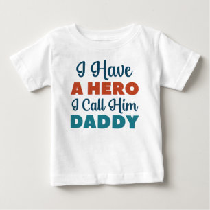 T-shirt Pour Bébé J'Ai Un Héros Que Je L'Appelle Papa