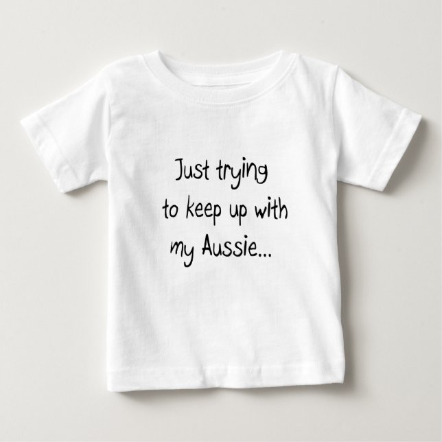 T-shirt Pour Bébé J'essaie juste de suivre mon Aussie... (Devant)