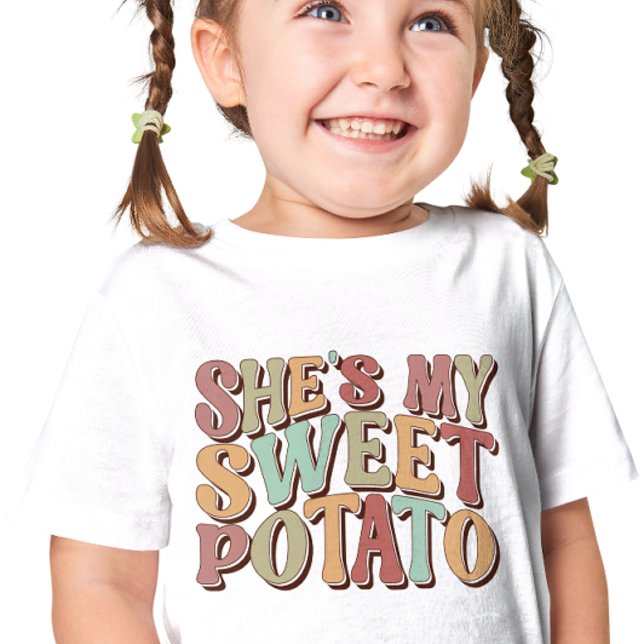 T-shirt Pour Bébé Jolie Rétro Thanksgiving "She Is My Sweet Potato" (Créateur téléchargé)