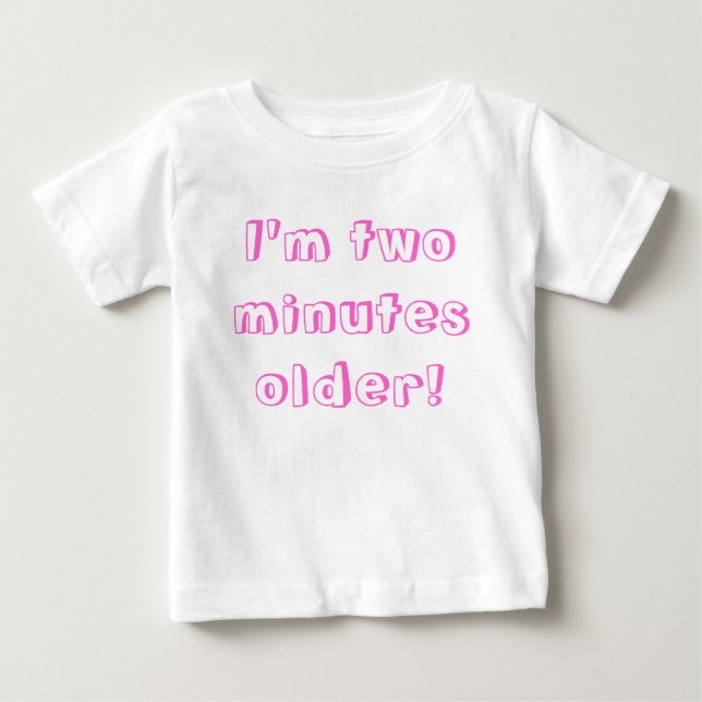 T-shirt Pour Bébé La plus vieille fille jumelle...J'ai deux minutes  (Devant)