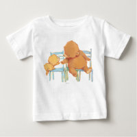 Le grand ours Brown aide peu ours jaune