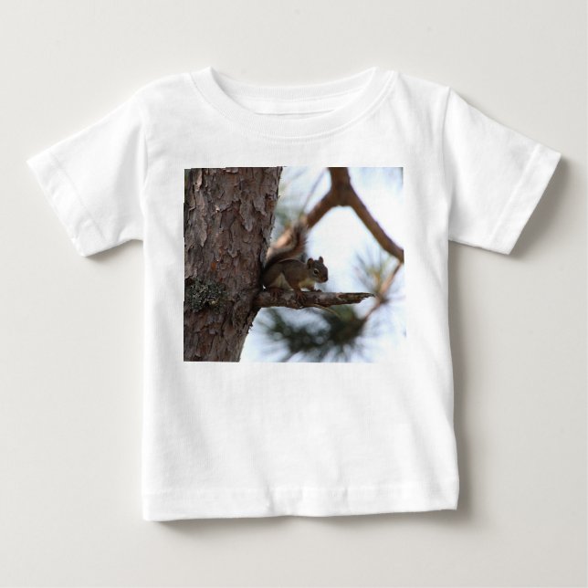 T-shirt Pour Bébé L'écureuil dans un arbre à pins (Devant)