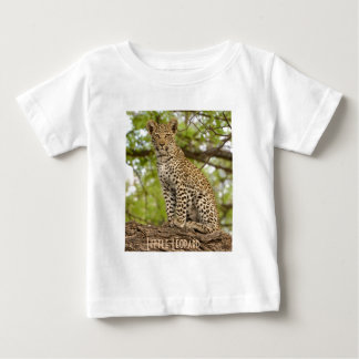T-shirt Pour Bébé Leopard Cub sur un membre, T-shirt bébé