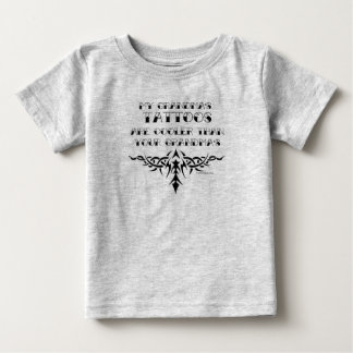 T-SHIRT POUR BÉBÉ LES TATOUAGES DE MA GRAND-MAMAN SONT PLUS FRAIS