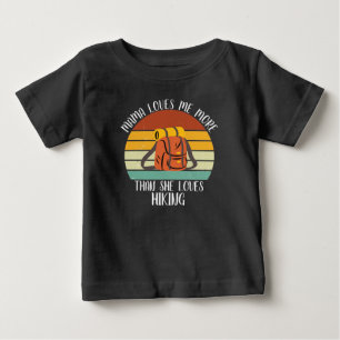 T-shirt Pour Bébé Maman m'aime plus qu'elle n'aime la randonnée