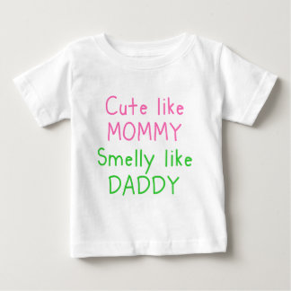 T-shirt Pour Bébé Mignon comme la maman, puante comme le papa