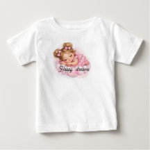 Mignonne bébé fille endormie sur une illustration