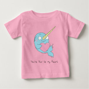 T-shirt Pour Bébé Narwhal serrant un coeur bébé T-shirt enfant