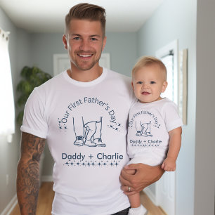T-shirt Pour Bébé Notre première Fête des pères, Père / bébé debout
