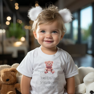T-shirt Pour Bébé ours en peluche mignon sur pile de couches 1er ann