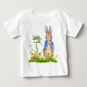 T-shirt Pour Bébé Pierre le lapin dans son jardin