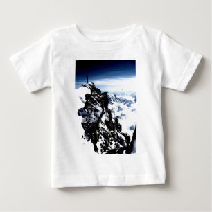 T-shirt Pour Bébé Réalisation de l'alpiniste hiver de neige