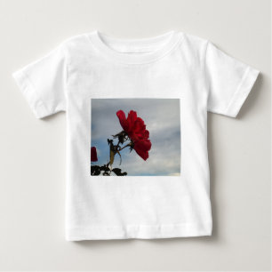 T-shirt Pour Bébé Roses rouges contre un ciel bleu vif
