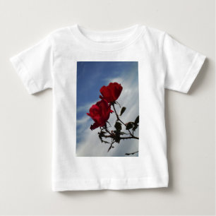 T-shirt Pour Bébé Roses rouges contre un ciel bleu vif