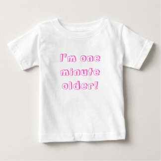 T-shirt Pour Bébé Twin Girl J'ai une minute de plus !