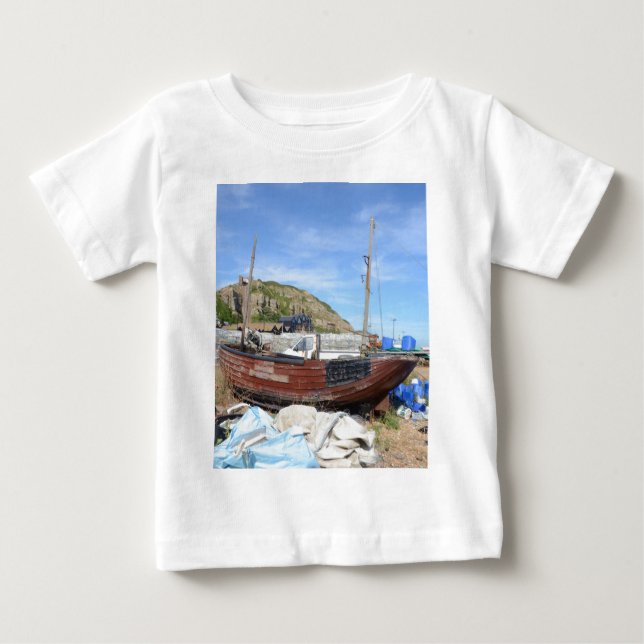 T-shirt Pour Bébé Vieux bateau de pêche sur la plage (Devant)