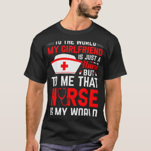 T-shirt Pour le monde, ma petite amie n'est qu'une infirmi