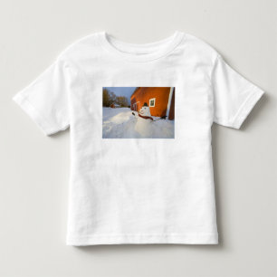 T-shirt Pour Les Tous Petits Bonhomme de neige devant la grange rouge en