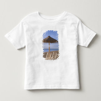 T-shirt Pour Les Tous Petits Chaises de plage de sable avec le parapluie