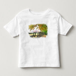 T-shirt Pour Les Tous Petits États-Unis, Vermont. Clôture sous le feuillage d'a