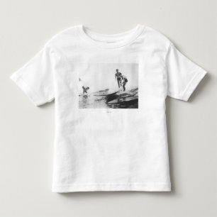 T-shirt Pour Les Tous Petits Groupe de surfers surfer à Honolulu, Hawaï